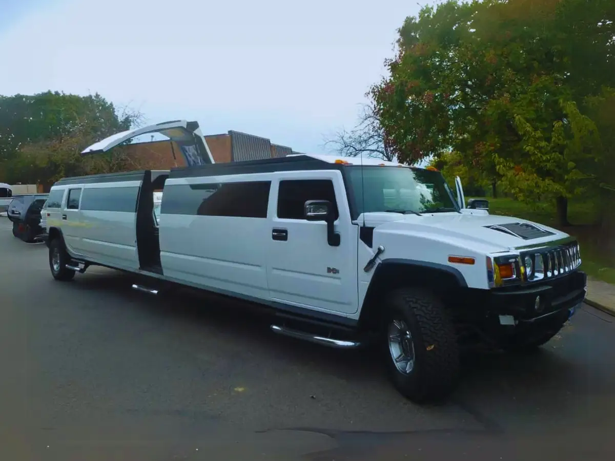 Hummer-limo.webp